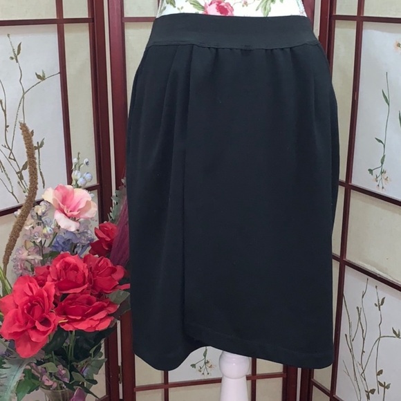 Elegant black skirt with side pockets 🌷 - Picture 2 of 7